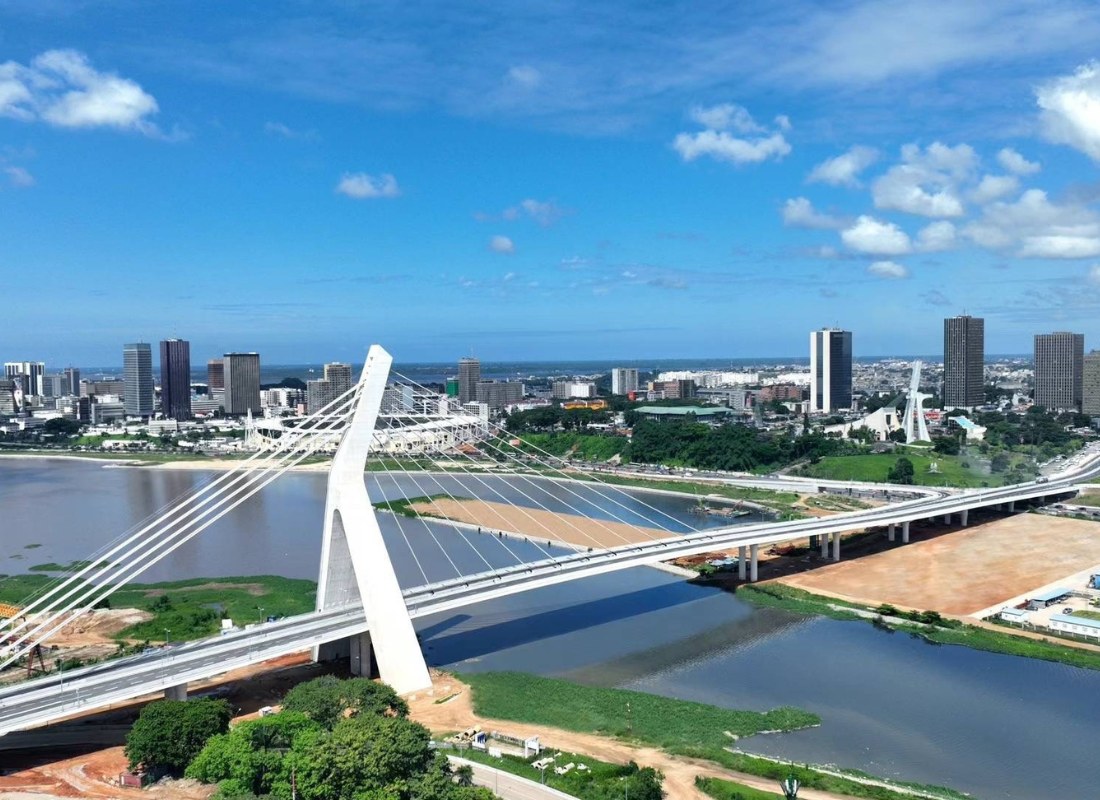 Le pont à haubans d’Abidjan au-dessus de la lagune, la ville en arrière-plan